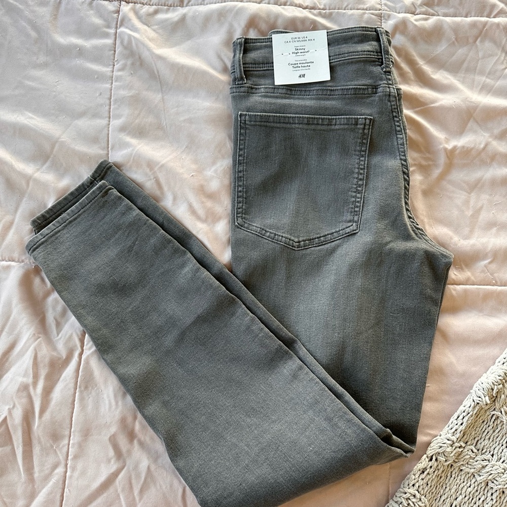 Size 4, gray color. They are skinny high jeans, I bought them at H&M